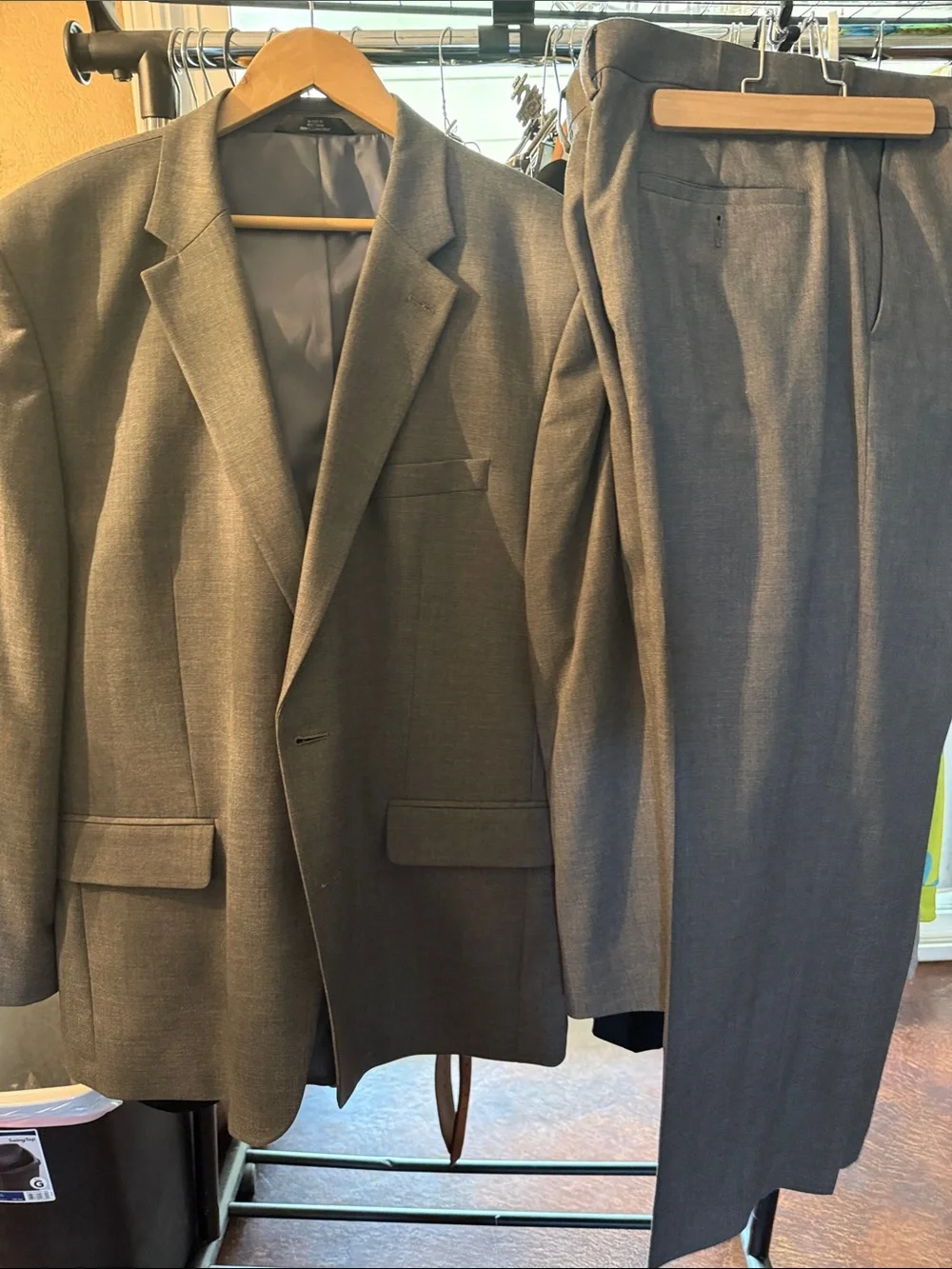 J.M. Haggar Classic Fit Men's Gray Two-Piece Suit Blazer/Pants (36/38W;32L)